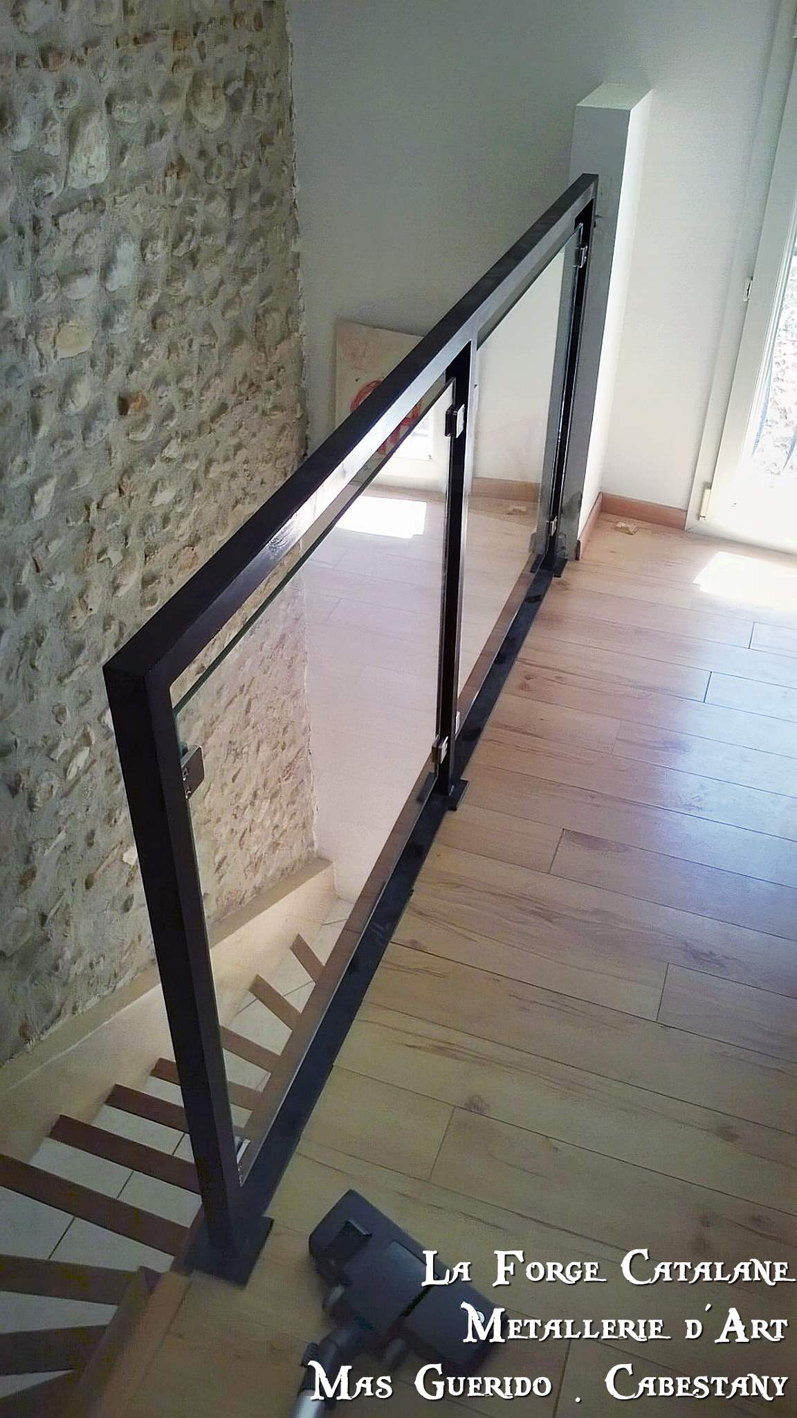 Garde corps remplissage verre pinces forge catalane (5).jpg